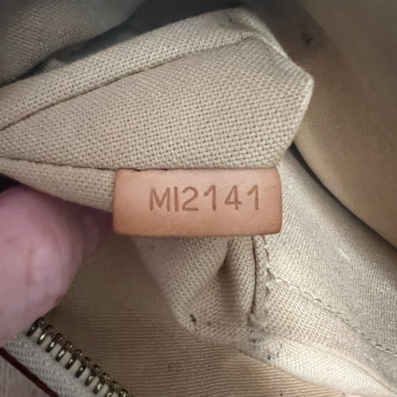 Authentic Louis Vuitton Siracusa MM - Picture 16 of 16